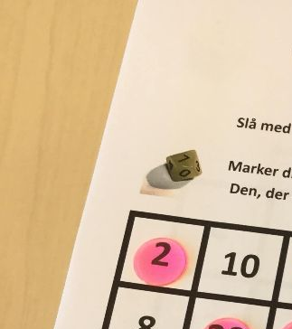 Fordobling med tallene fra 1 til 10, hvor man vinder, hvis man får 3 eller 4 på stribe. Og princippet er det samme med tabellerne.