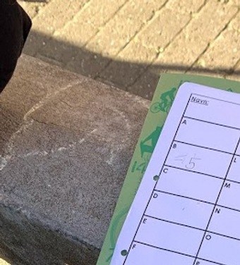 Jeg havde skrevet alle opgaverne på sten - men du kan sagtens printe, klippe og hænge opgaverne op (se billeder lige herunder).
