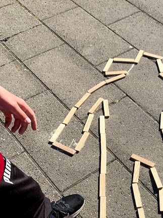 Billede fra værksted 4: Skolegården lignede noget fra en crime-scene, da der var tegnet mange liggende personer op. :-)