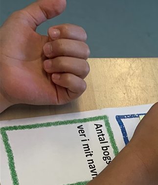En elevs ark med egne regnestykker.
